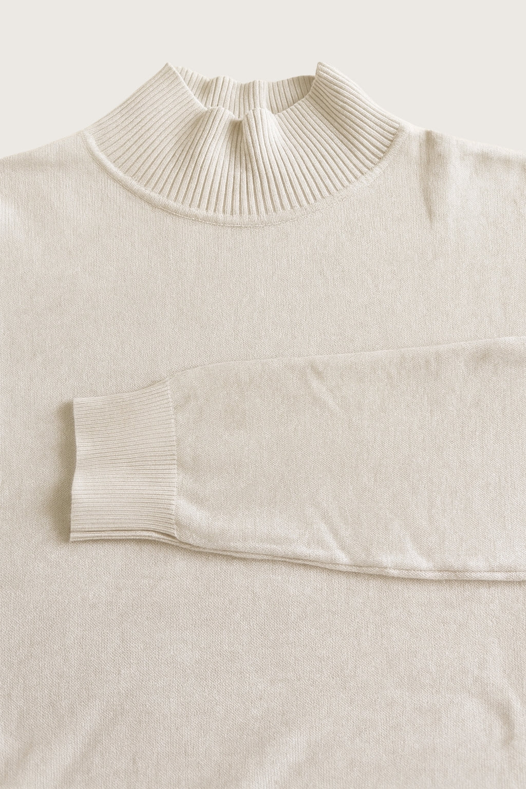 Ivory langærmet bluse – tidløs, blød og elegant. Et luksuriøst basic-piece, du aldrig går galt med.