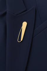 Sculptural Gold Pin Broche – en moderne klassiker, der løfter dit look med stilren luksus.
