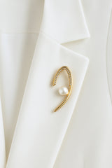 Elegant Gold Curve Pearl Broche