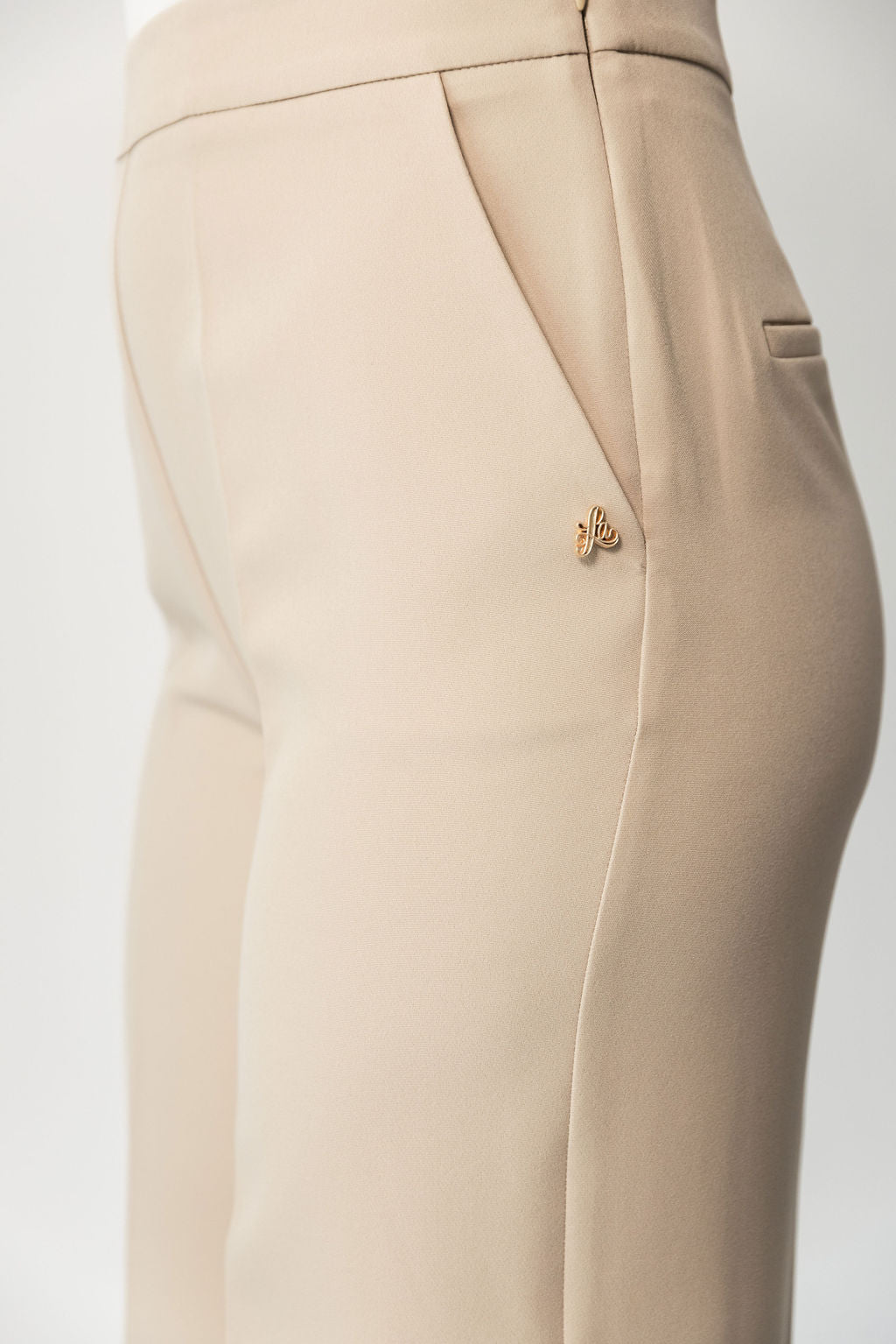 Detalje billede af LA SUITs beige vide bukser til kvinder