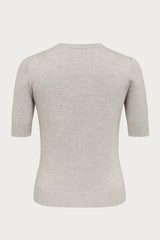 grå bluse med guld knapper og kort ærmet