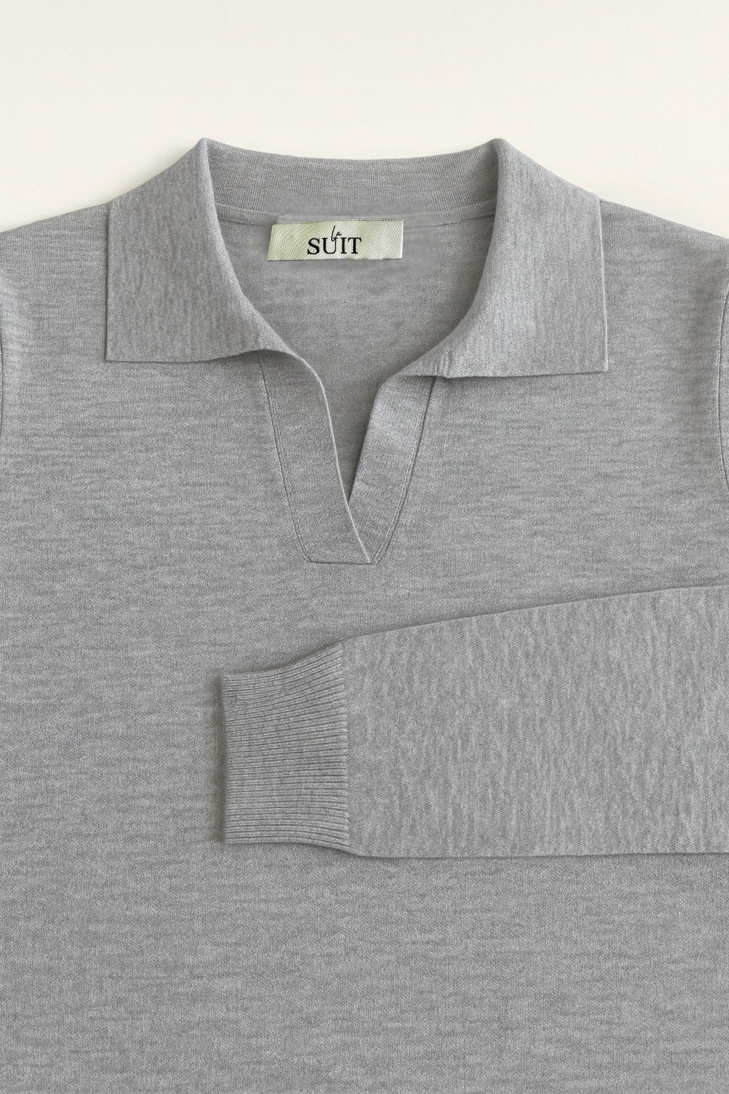 Grå langærmet polo til kvinder minimalistisk luksus og tidløs elegance i ét design.