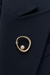 Eksklusiv Gold Circle Pearl Broche – det perfekte finish til dit power-look.