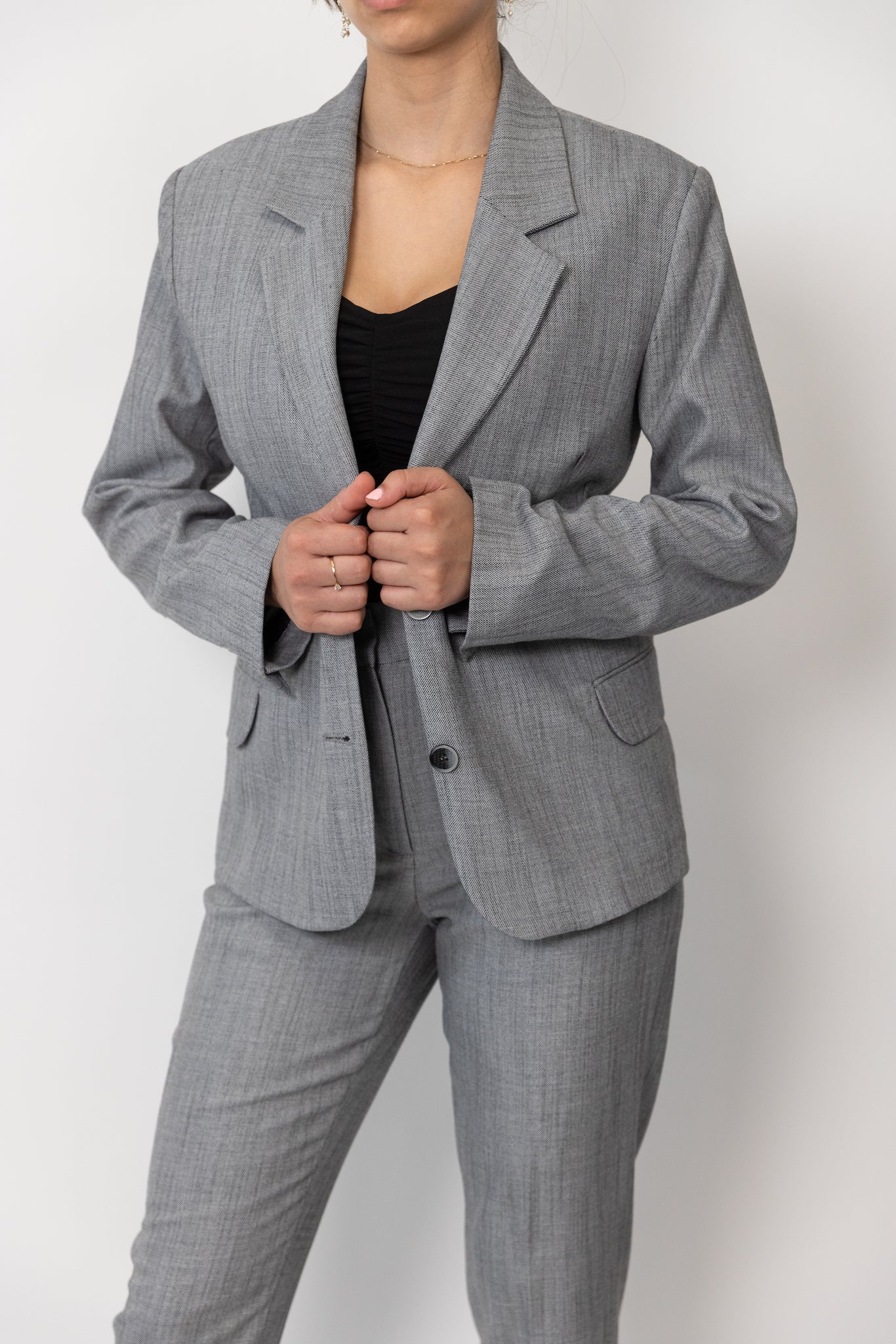 Model iført LA SUIT Elegance jakkesæt i grå.