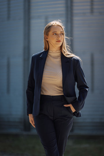 LA SUITs Regular Fit-Blazer / Marineblå til kvinder er fremstillet i de bedste kvalitetsmaterialer og byder på høj komfort og god pasform. smukt jakkesæt