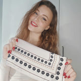 Kvinde fremviser LA SUIT Firkløver Silketørklæde.