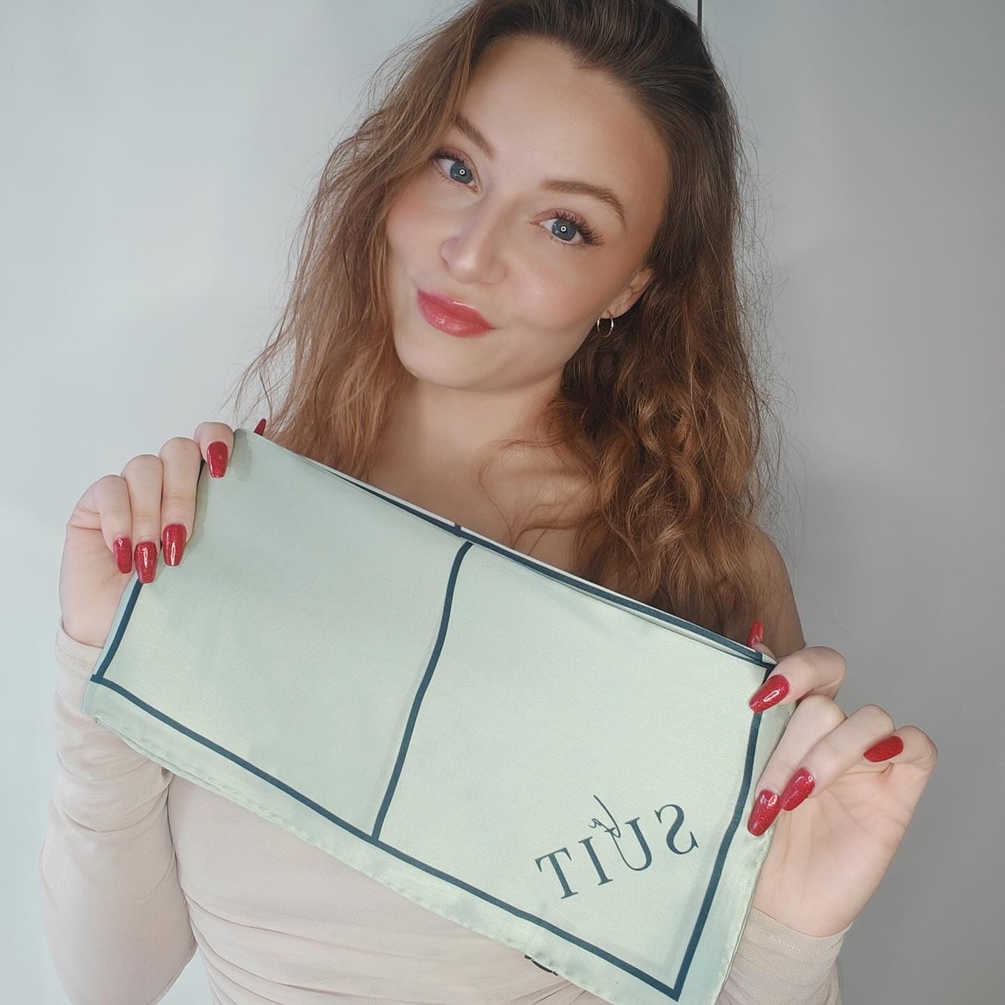 Smukt og finurligt stribet tørklæde i pistachiogrøn i silke