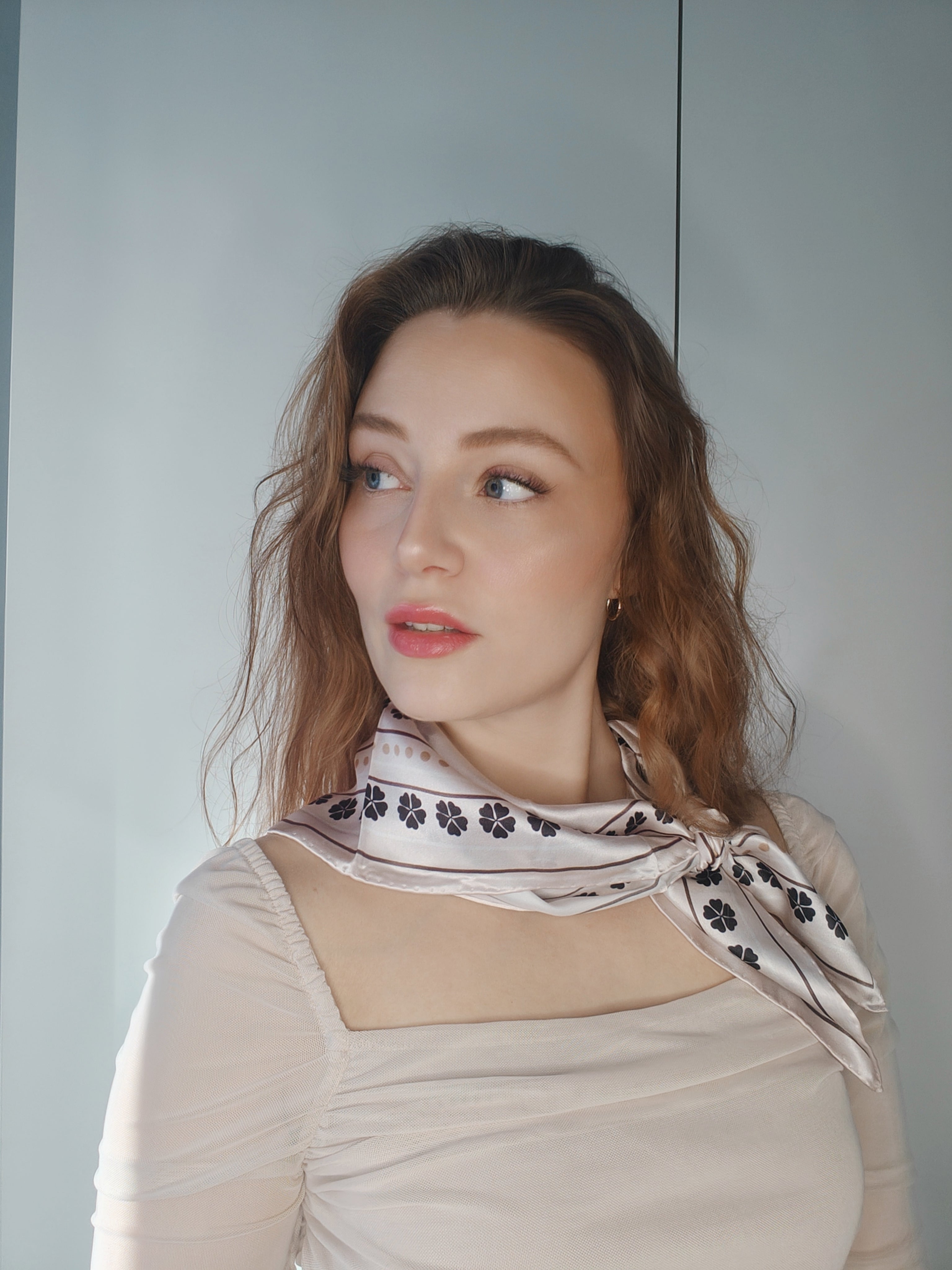 Kvinde iført LA SUIT Firkløver Silketørklæde.