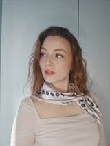 Kvinde iført LA SUIT Firkløver Silketørklæde.