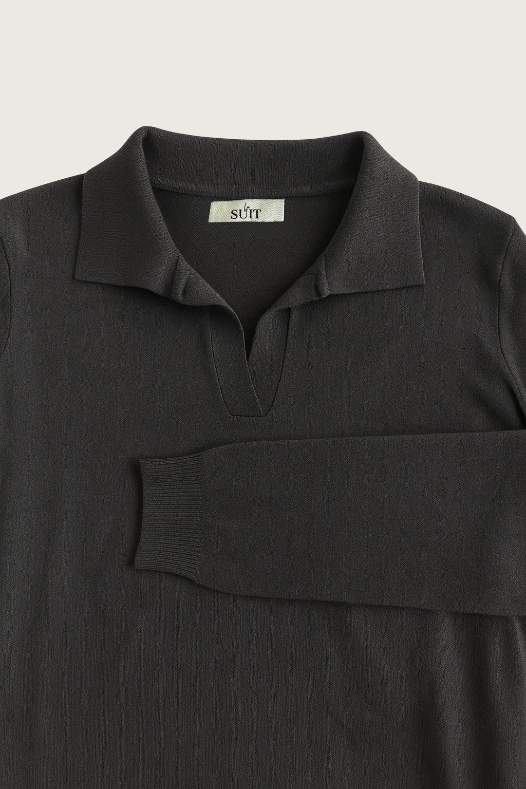 Black Knitted Polo – den ultimative klassiker, der kombinerer styrke, stil og komfort.