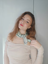 LA SUIT Fantastisk smukt stribet tørklæde i en lækker silke kvalitet.