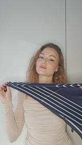 Kvinde guider i at binde LA SUIT Marineblå Silketørklæde.