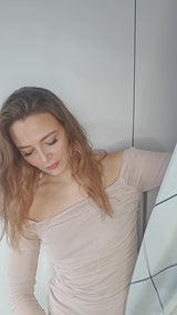 Kvinde guider i at binde LA SUIT Pistachio Silketørklæde.