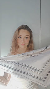 Kvinde guider i at binde LA SUIT Firkløver Silketørklæde.