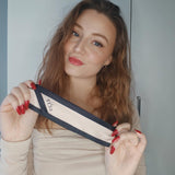 Kvinde fremviser LA SUIT Dobbelt side silk twilly.