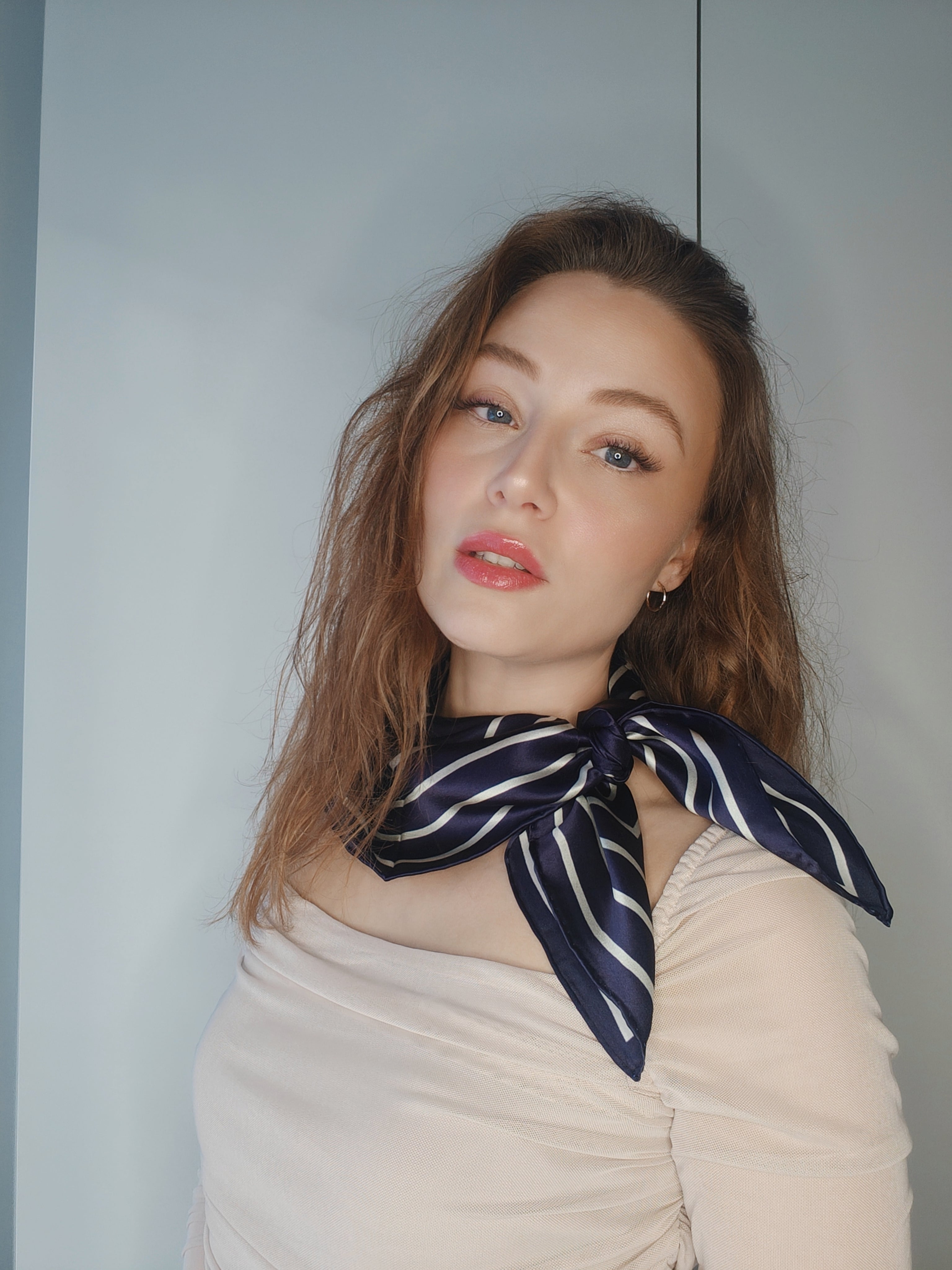 Kvinde iført LA SUIT Marineblå Silketørklæde bundet rundt om halsen.