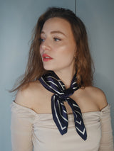 Kvinde iført LA SUIT Marineblå Silketørklæde bundet rundt om halsen.