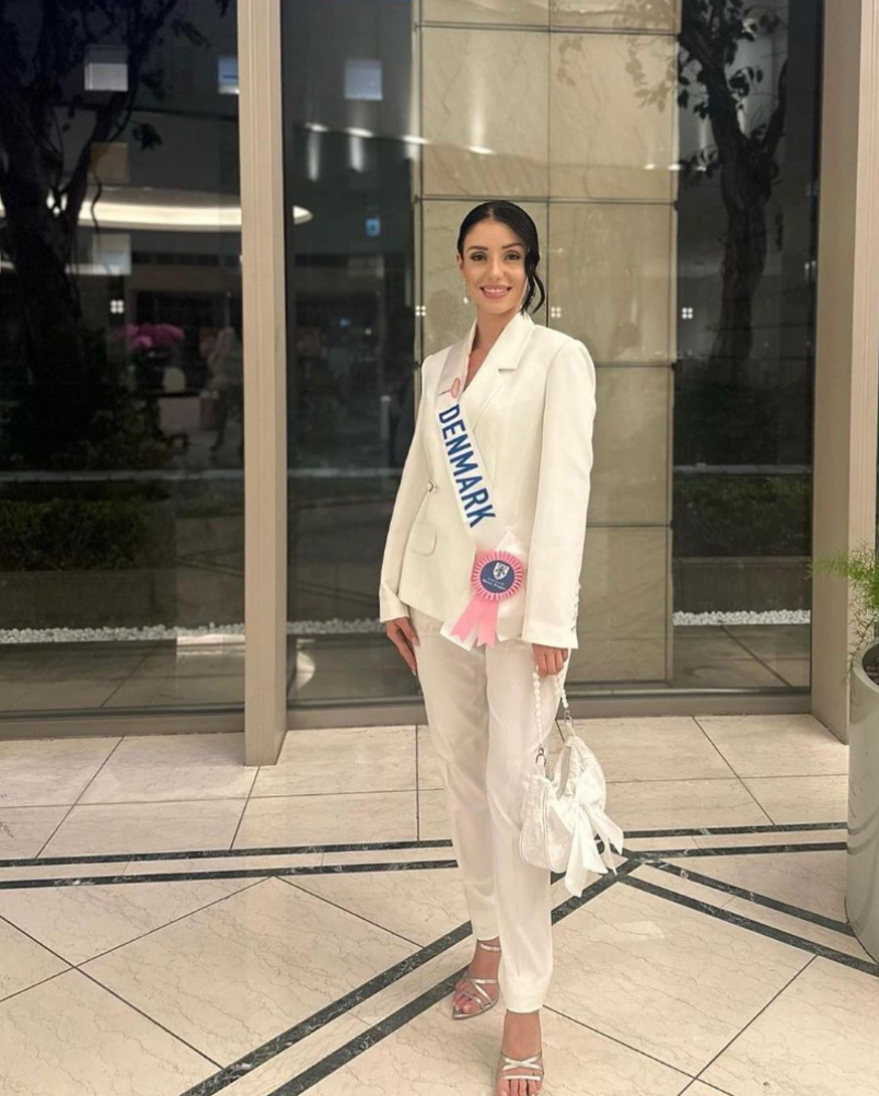 Miss International Denmark iført skræddersyet, hvidt LA SUIT jakkesæt.