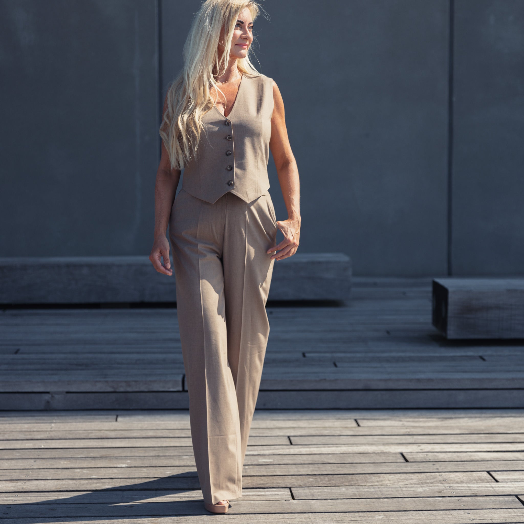 LA SUITs beige sæt med vest og bukser til kvinder