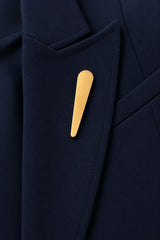 Sculptural Gold Pin Broche – en moderne klassiker, der løfter dit look med stilren luksus.