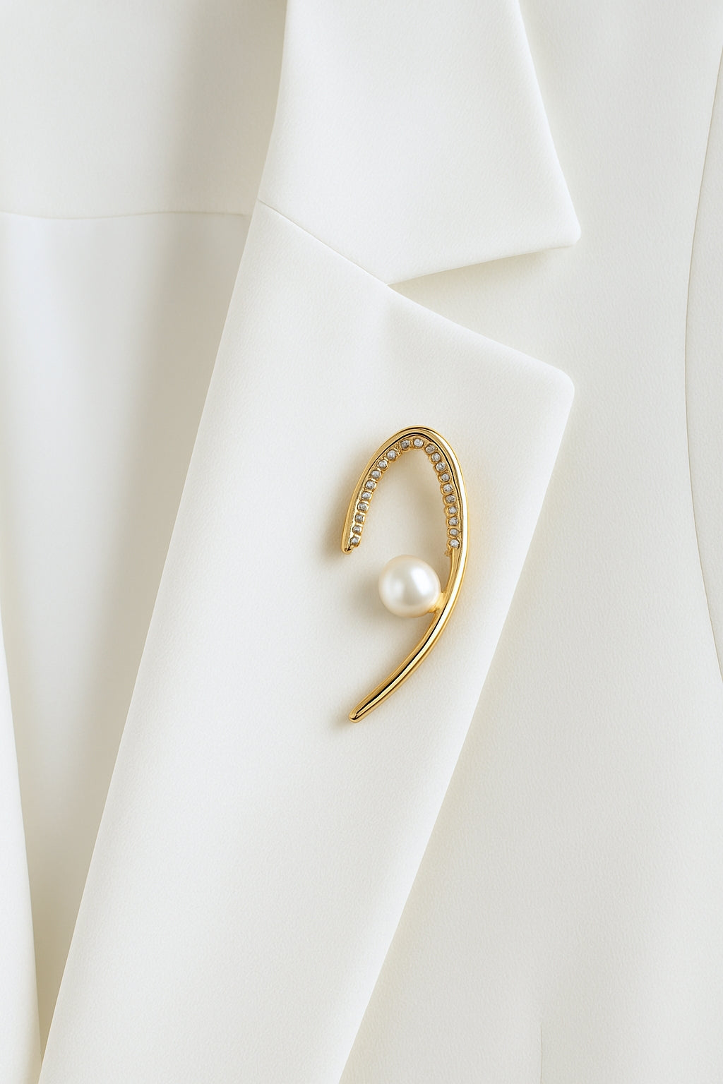 Elegant Gold Curve Pearl Broche