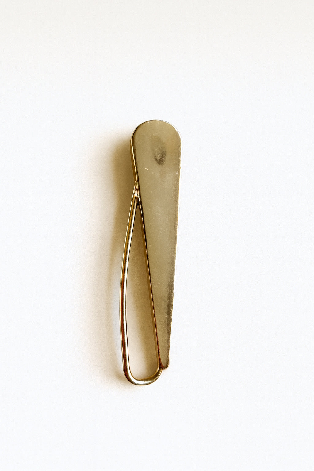 Sculptural Gold Pin Broche – en moderne klassiker, der løfter dit look med stilren luksus.