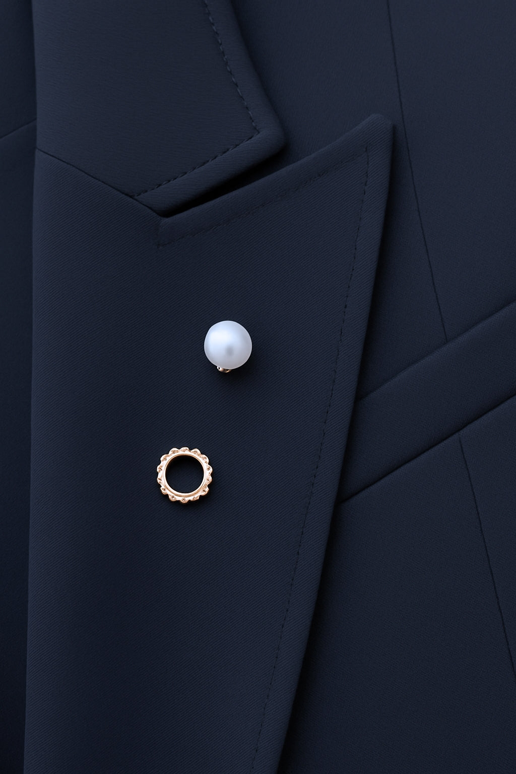 Dual Elegance Pearl & Gold Broche Set – eksklusiv kombination af klassisk og moderne elegance.