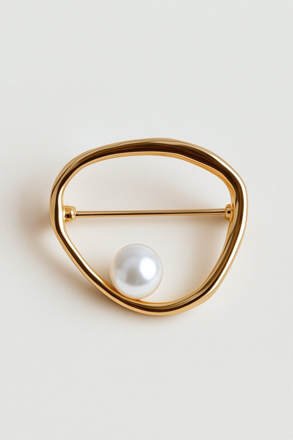 Eksklusiv Gold Circle Pearl Broche – det perfekte finish til dit power-look.
