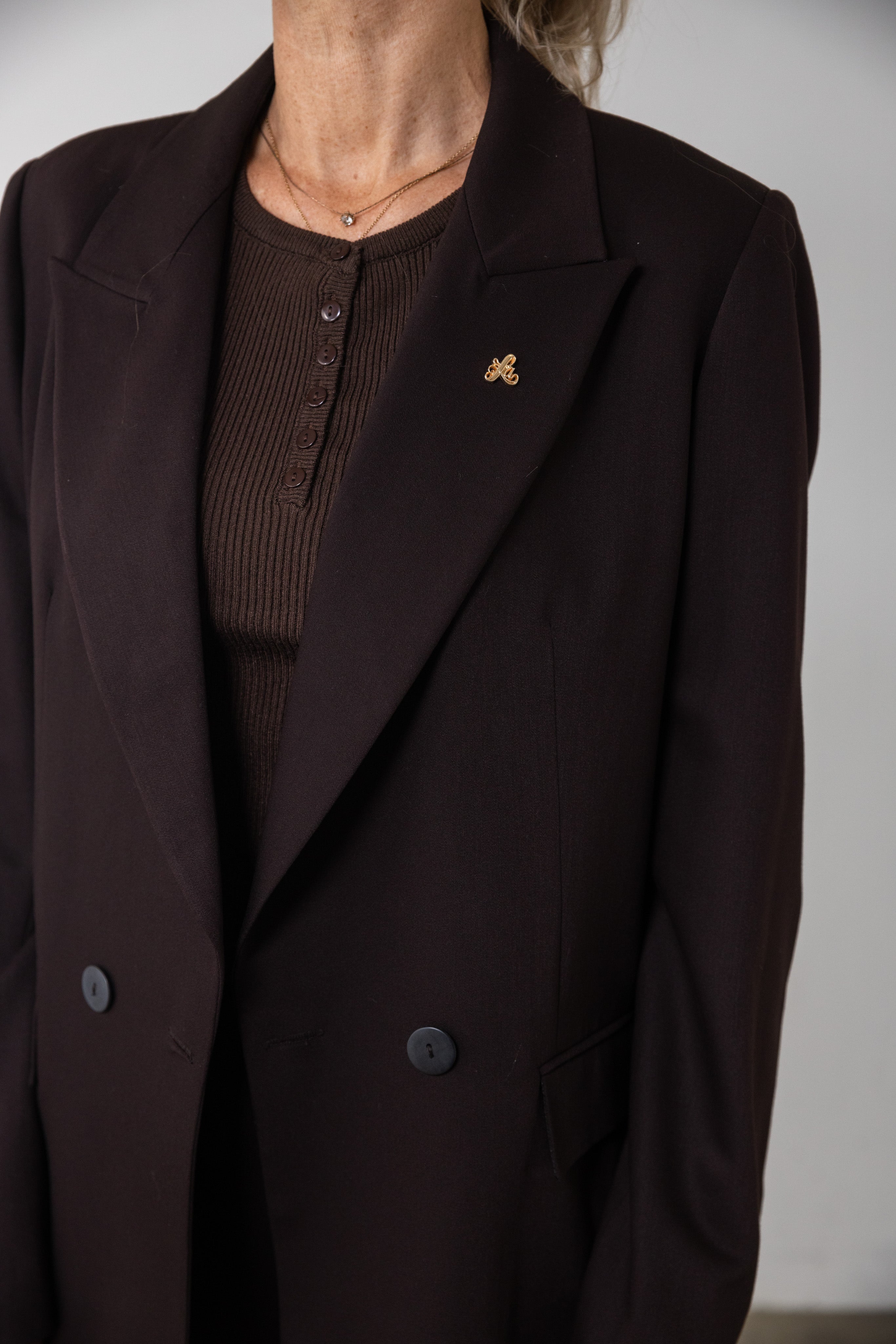 Espresso Brun Kvindeblazer Med Matchende Knapper.