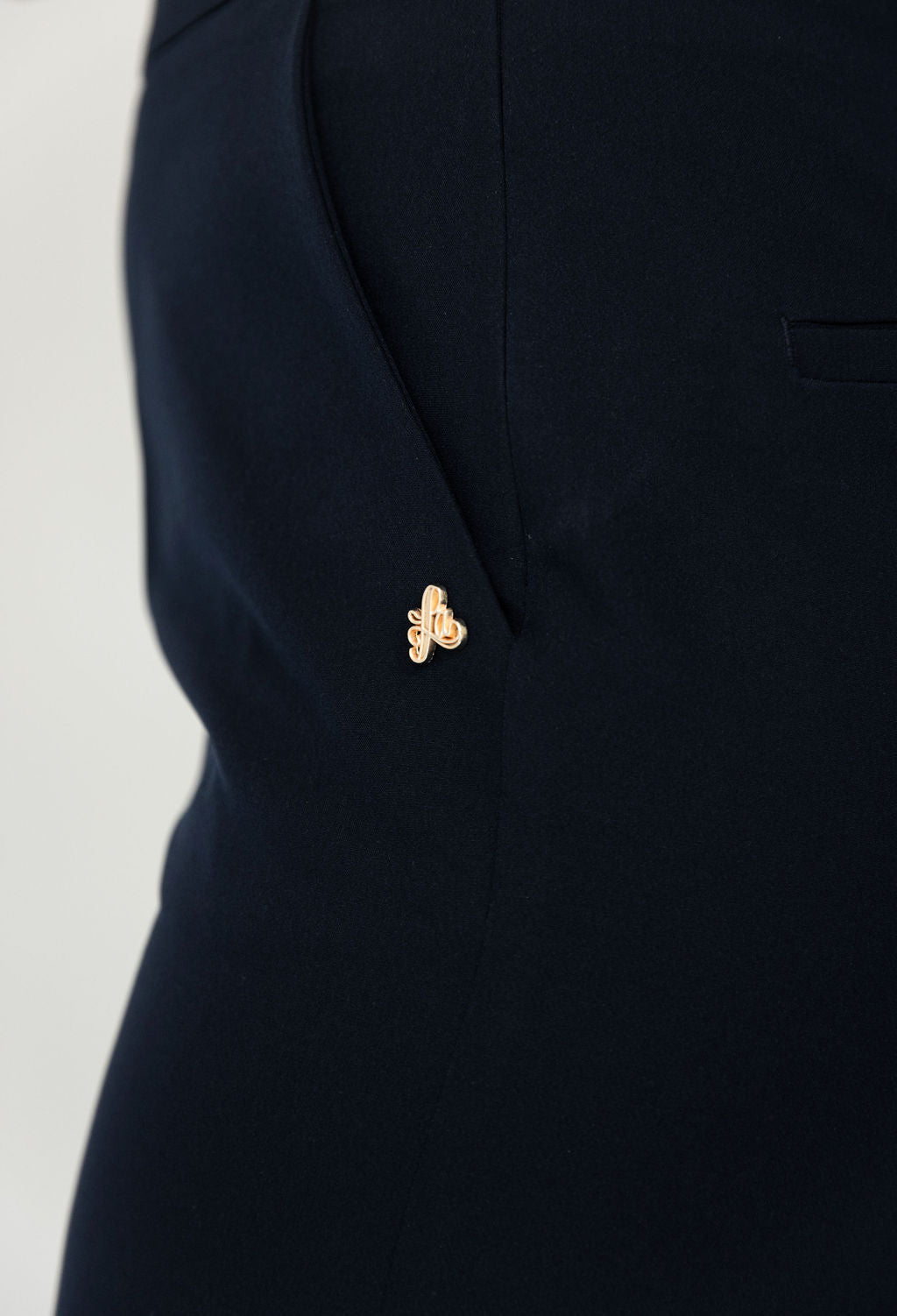 Detalje billede af LA SUITs navy vide bukser til kvinder