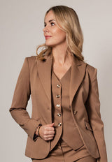 Caramel 3-Piece Power Suit til kvinder
— tidløs elegance med attitude 🤎