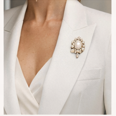 Elegant broche