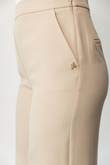 Detalje billede af LA SUITs beige vide bukser til kvinder