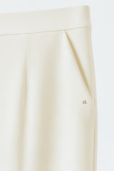 Ivory bryllupsbukser til kvinder med høj talje, pressefolder og gylden monogramdetalje – ideel til brudeoutfit og rådhusbryllup.