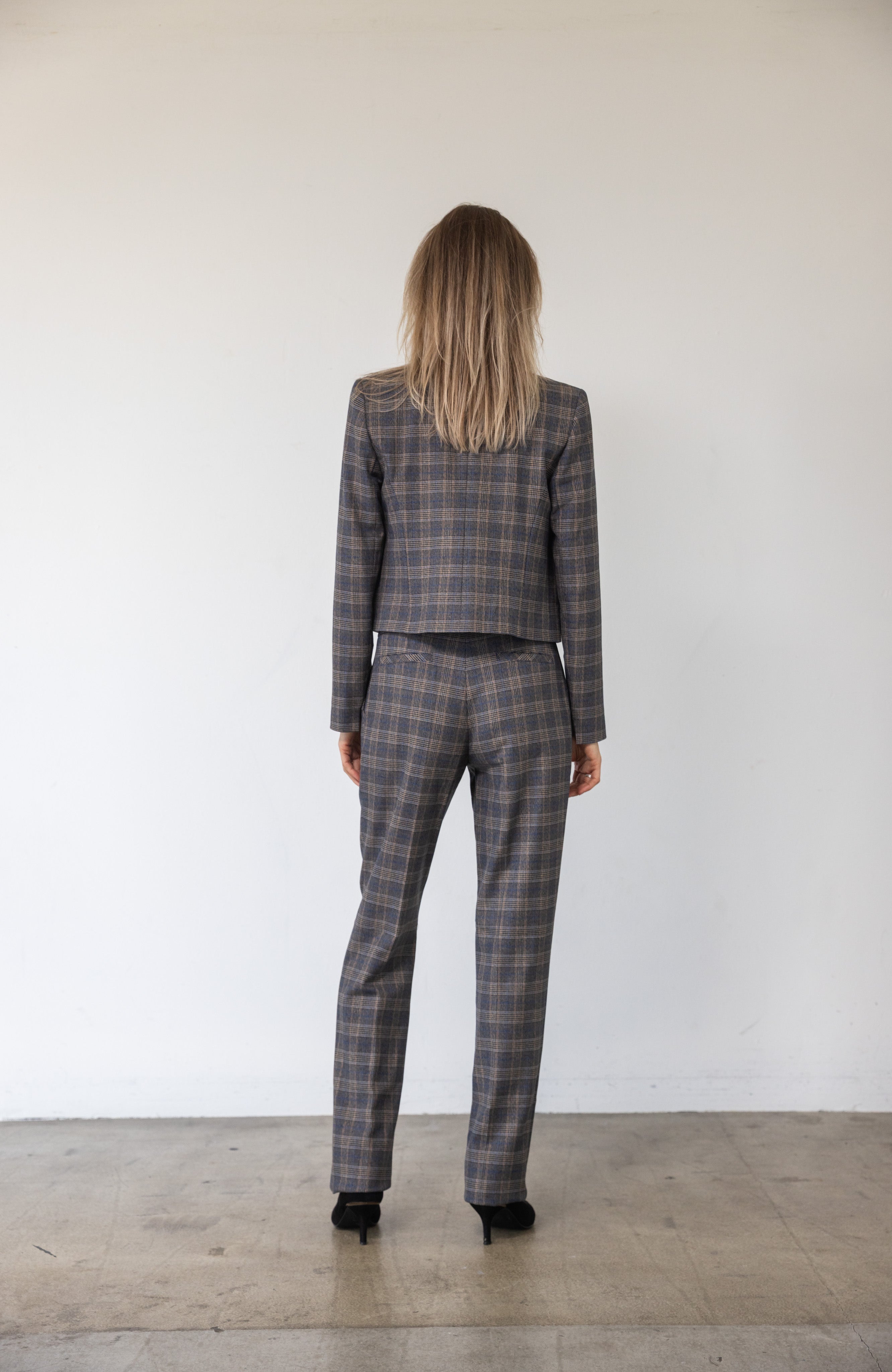 Cropped dameblazer med mønster i blå og brun. 