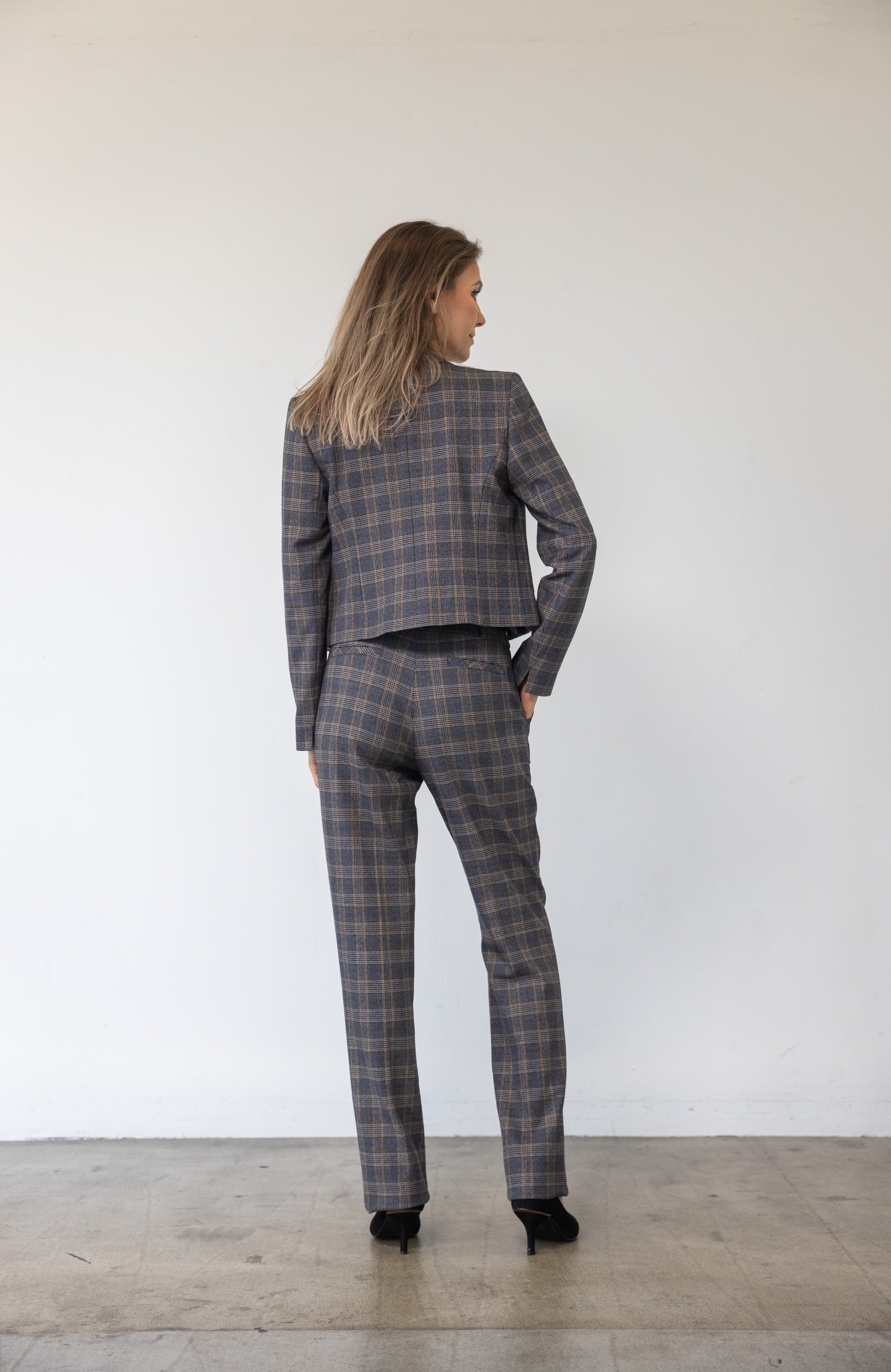 Ternet kvindeblazer med kort længde. 