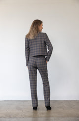 Ternet kvindeblazer med kort længde. 