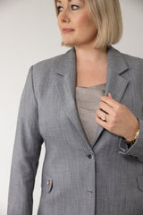 Femnin kvindeblazer i grå.