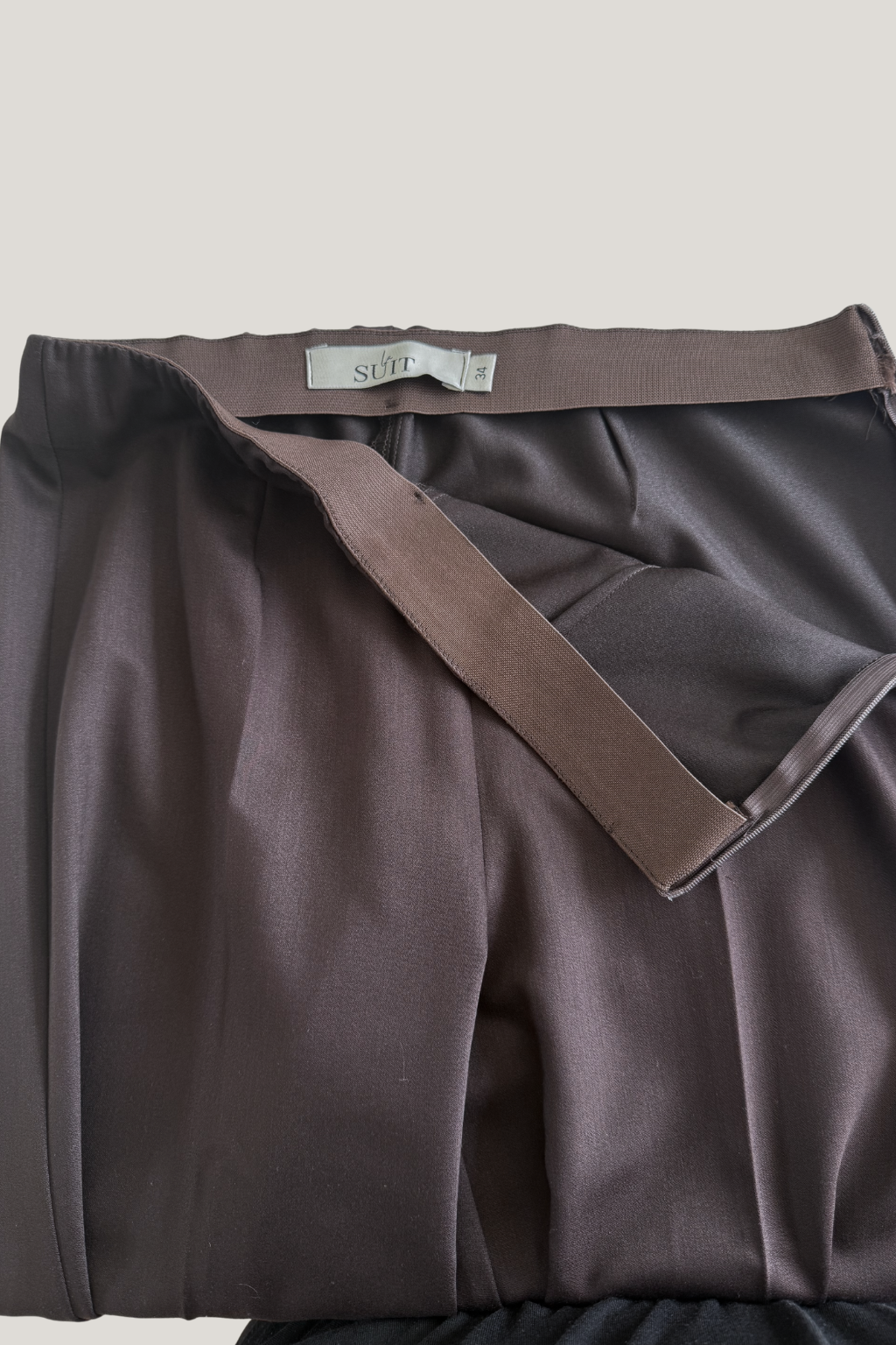 Espresso brun suit  kamala harris
