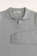 Grå langærmet polo til kvinder minimalistisk luksus og tidløs elegance i ét design.