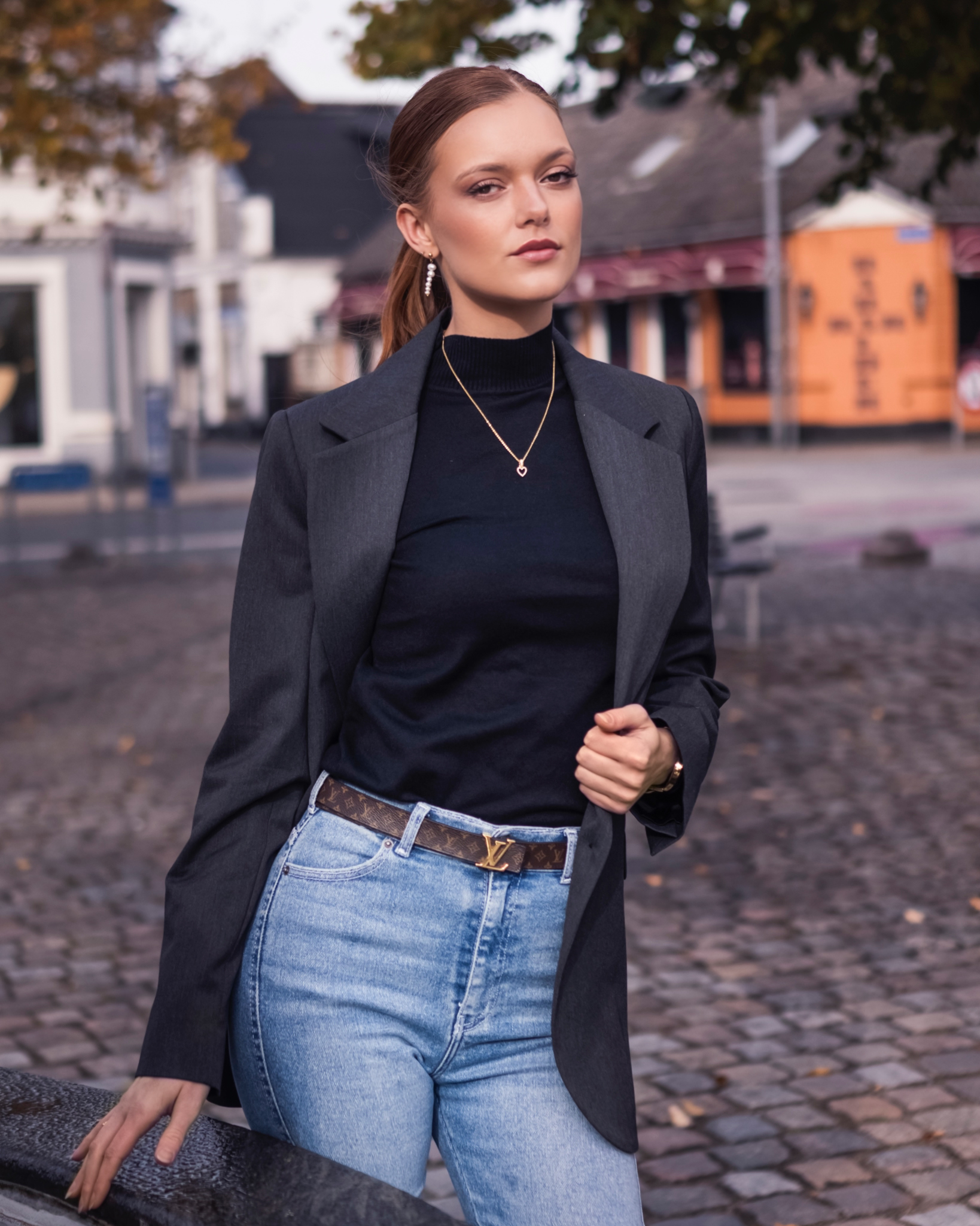 LA SUITs grå blazer og sorte rullekrave