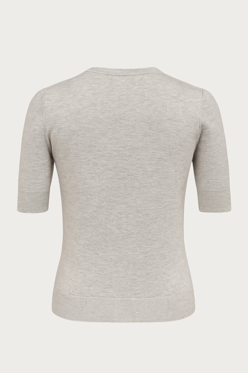 grå bluse med guld knapper og kort ærmet