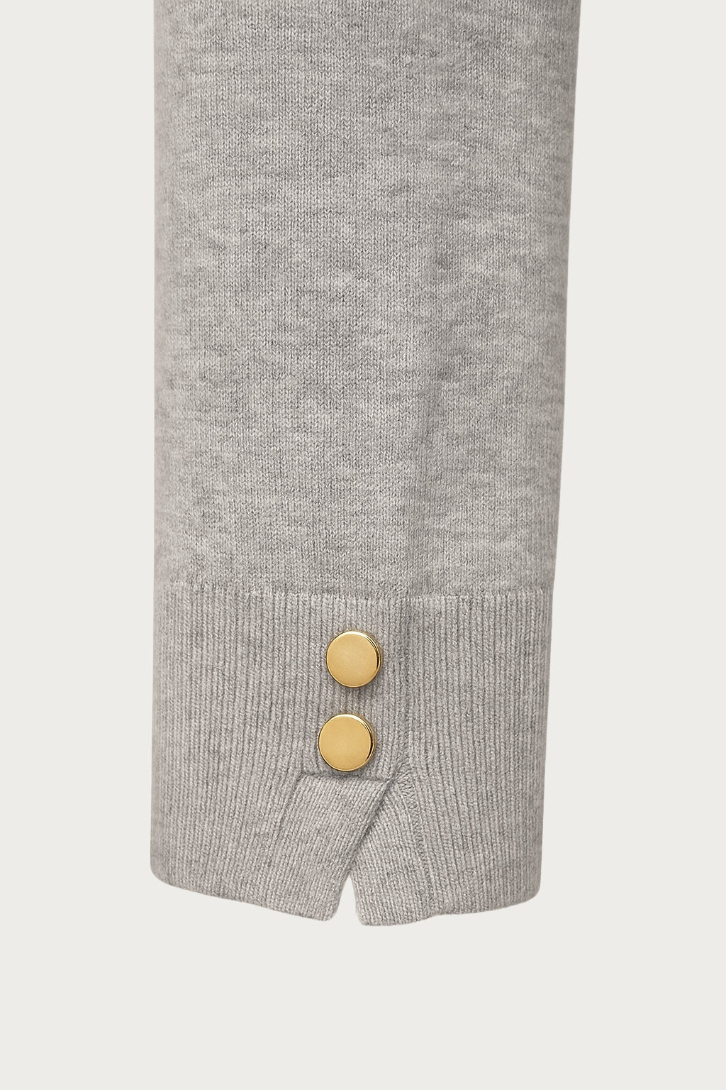 kortærmet grå bluse med guld knapper