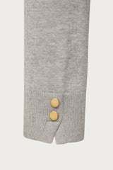 grå bluse med guld knapper