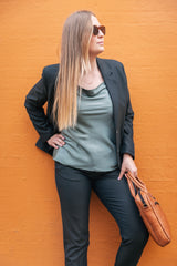 LA SUITs Elegante grønne dametop med draperet udskæring" og "Komfortabel top til kvinder."