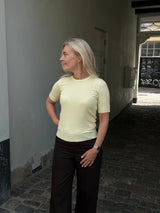 Lemon Knit Tee – Blød elegance i sommerens farve