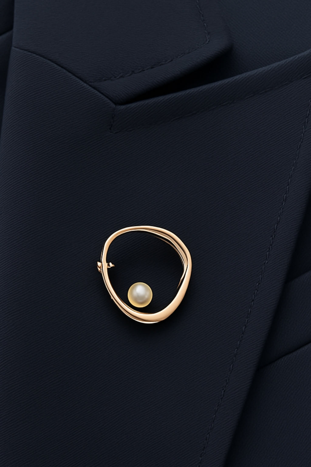 Eksklusiv Gold Circle Pearl Broche – det perfekte finish til dit power-look.