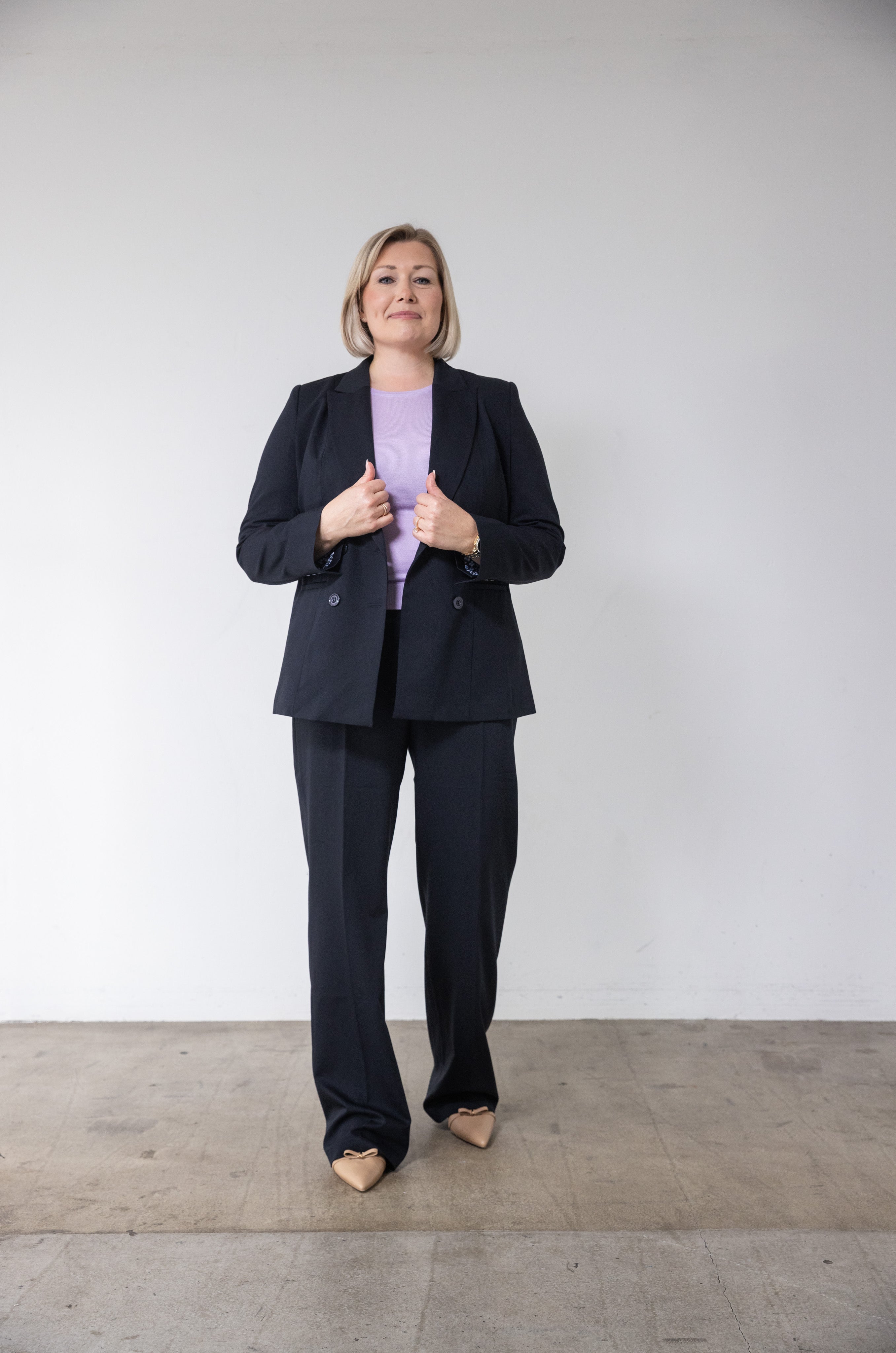 Mørkeblå dobbeltradet blazer til kvinder.