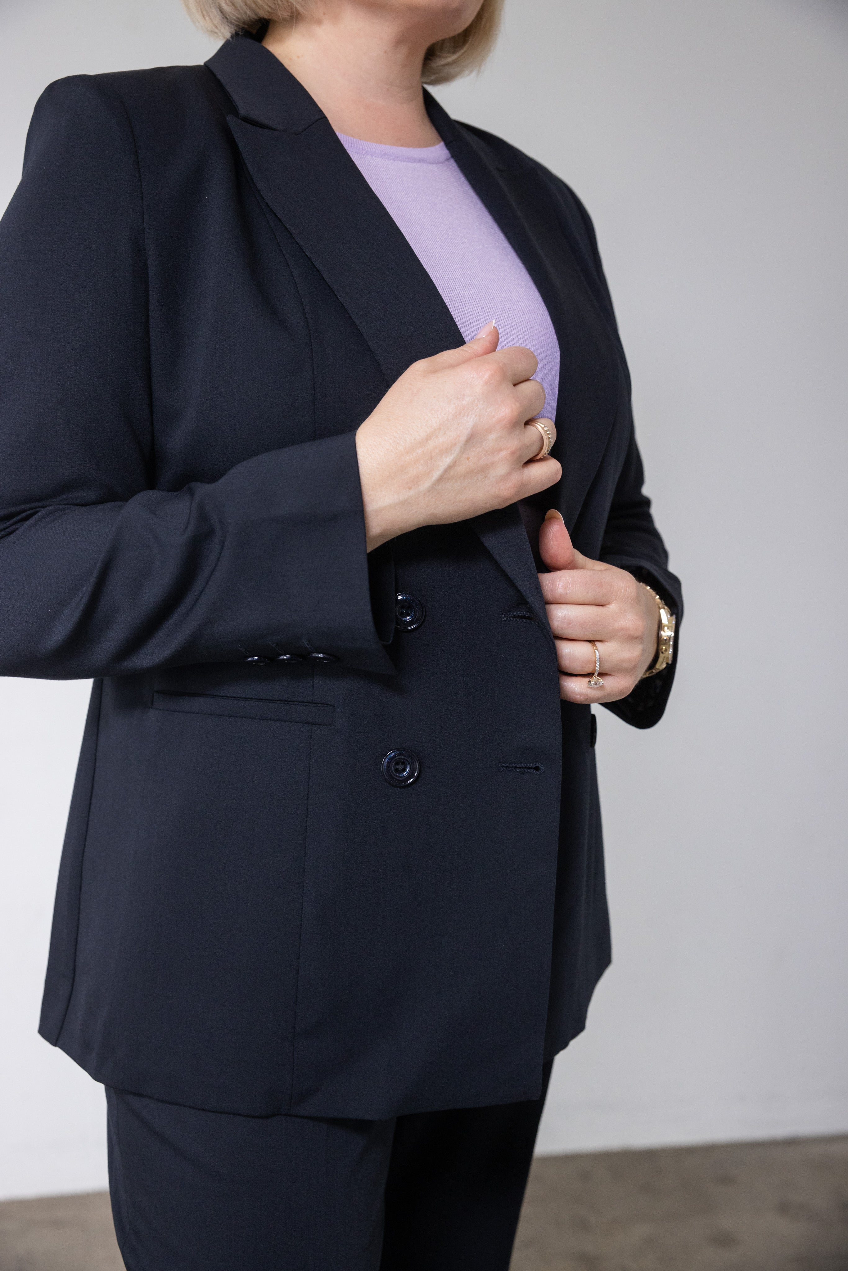 Mørkeblå blazer med matchende knapper 