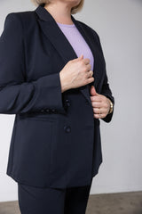 Mørkeblå blazer med matchende knapper 